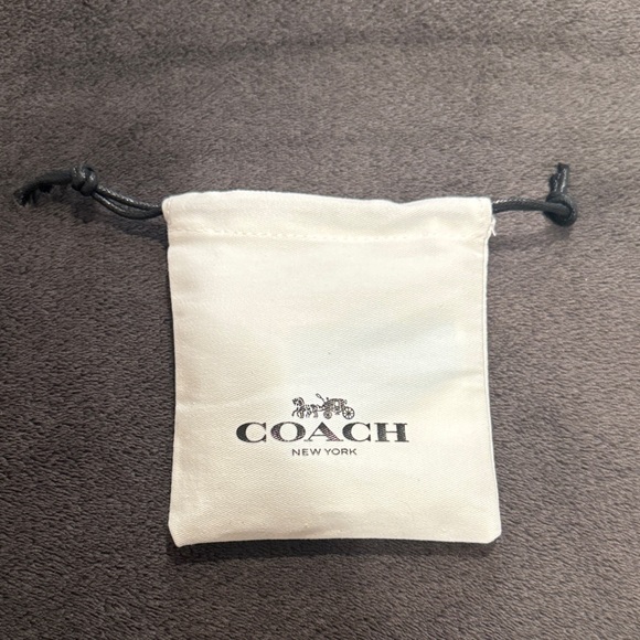 COACH
Necklace with Heart-Shaped Pendant - Gold - Picture 3 of 6